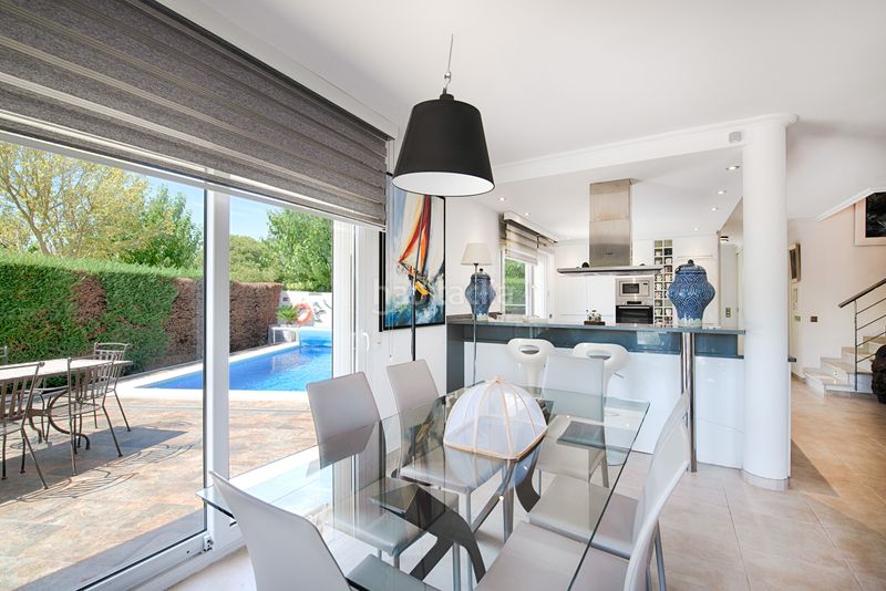 Foto 990b105c-99bb-4378-9f81-653352b912e8. Casa amb xemeneia aparcament piscina a Cap Ras - Creus - Falconera Empuriabrava