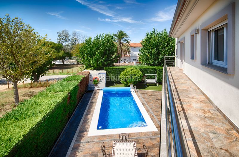 Foto a6a69310-82a0-408c-8314-c422692b83d1. Casa amb xemeneia aparcament piscina a Cap Ras - Creus - Falconera Empuriabrava
