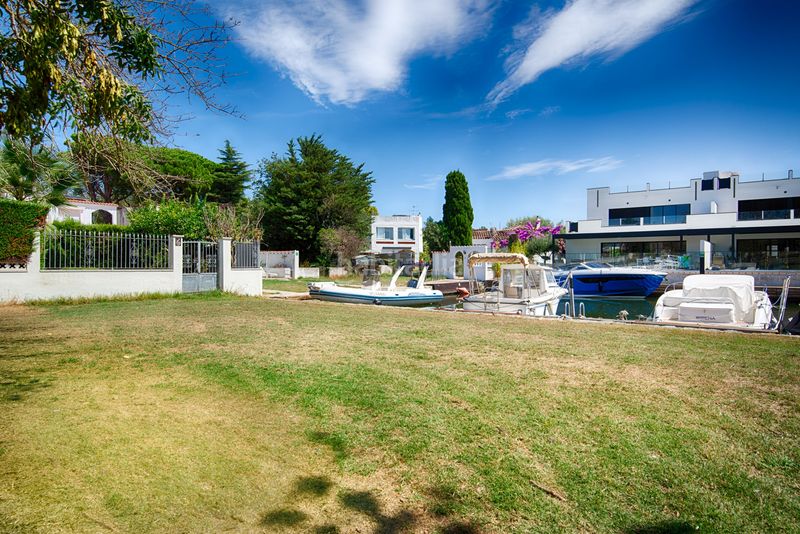 Foto b637599c-f4b8-41f0-9200-8adaf914ee11. Casa amb xemeneia aparcament piscina a Cap Ras - Creus - Falconera Empuriabrava