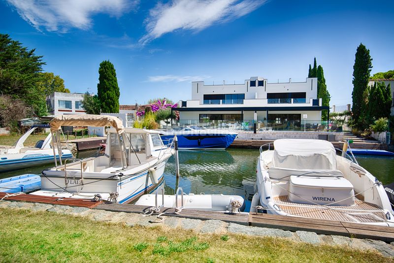 Foto d6d7c255-849b-4e29-b123-d0958f403045. Casa amb xemeneia aparcament piscina a Cap Ras - Creus - Falconera Empuriabrava