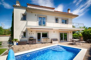 House in Cap Ras - Creus - Falconera. Vivienda con piscina climatizada y amarre privado