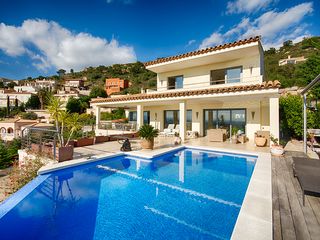 Casa  Carrer bèlgica. Villa moderna con vistas y piscina en can isaac, palau saverdera