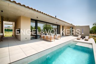 Casa en Navata. Vivienda de arquitectura contemporánea en primera línea de golf
