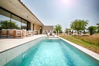 House in Navata. Vivienda de arquitectura contemporánea en primera línea de golf