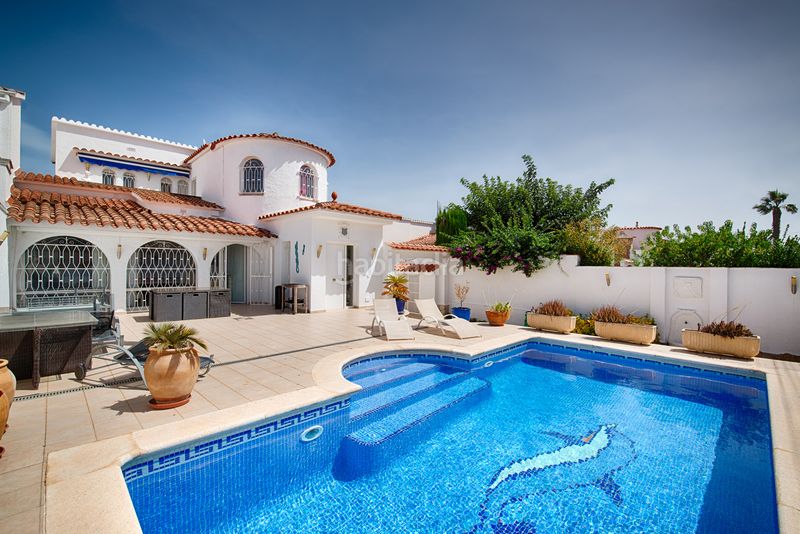Foto 4e7bfdbc-0fb3-4b1e-8042-e933e4bb7d7c. Casa amb aparcament piscina a Peni Empuriabrava