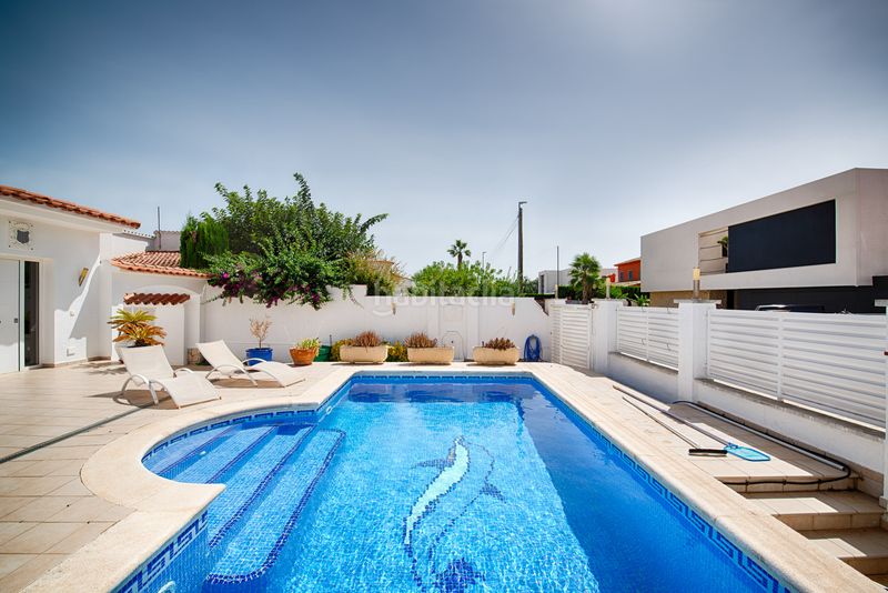 Foto 551a4d29-414b-4ed6-9424-8aea7d0a7ba4. Casa amb aparcament piscina a Peni Empuriabrava