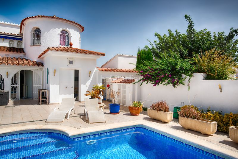 Foto b6b8927d-81e1-4fde-83a9-7944eaf34fff. Casa amb aparcament piscina a Peni Empuriabrava