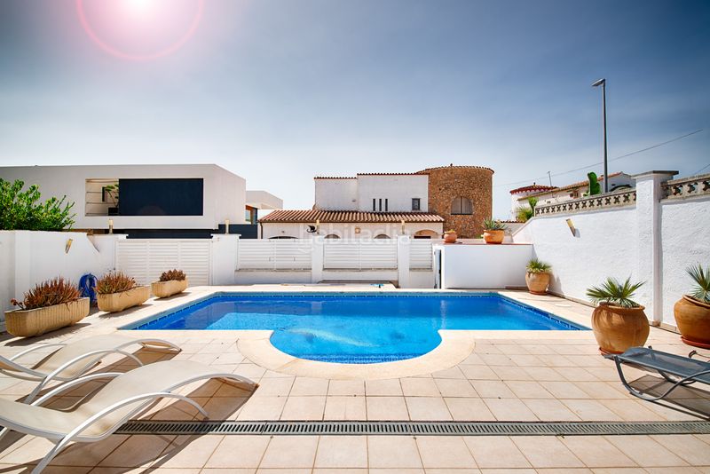 Foto c3a7fa0a-97a9-4c70-b469-8320d459e06e. Casa amb aparcament piscina a Peni Empuriabrava