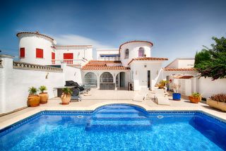 Casa a Peni. Casa mediterránea con piscina y amplios exteriores