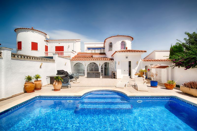Foto d60adb30-6e32-49ab-bde6-38a30d1fdaeb. Casa amb aparcament piscina a Peni Empuriabrava