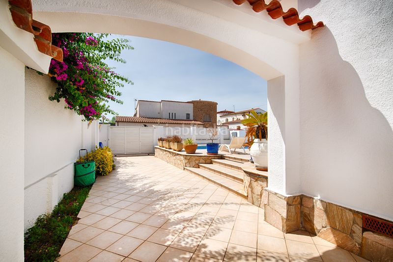 Foto d68d9668-6295-4965-a090-ee17087891ae. Casa amb aparcament piscina a Peni Empuriabrava