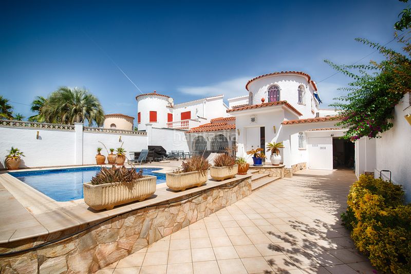 Foto e82d69aa-e4aa-41f5-9eb0-961f8b008669. Casa amb aparcament piscina a Peni Empuriabrava