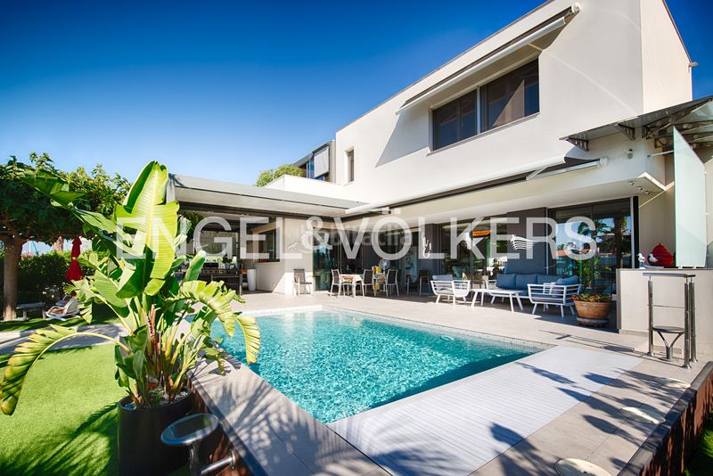 Foto 04b486fc-5283-4003-bd80-67dd7f788cee. Casa amb piscina a Santa Margarida Roses