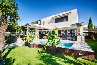 Casa  Carrer port joan. Villa moderna con amarre privado de 22 metros y piscina en roses