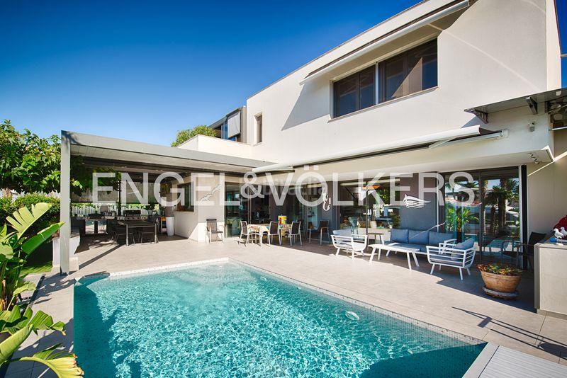 Foto f6433e95-f33a-440d-9432-1ca2d91d009a. Casa amb piscina a Santa Margarida Roses