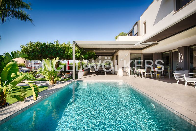 Foto f7e6ef99-bb0f-4993-9bdd-d7c7e3632f80. Casa amb piscina a Santa Margarida Roses