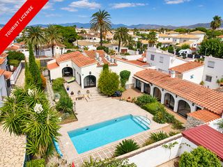 Casa  Carrer alberes 202. Villa de una sola planta con piscina climatizada, apartamento in