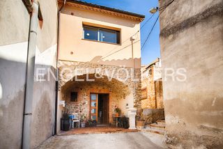 Casa aparellada a Carrer Alt