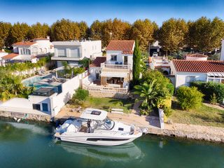 Casa en Carrer llobregat 50. Villa mediterránea con piscina y amarre de 12,5 m en empuriabrav