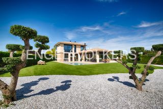 Chalet  Avinguda mas frigol. Casa con piscina y jardín privado en golf de torremirona