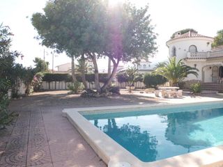 Chalet in Centre. Chalet independiente de 180m en parcela de 1060m en miami platja