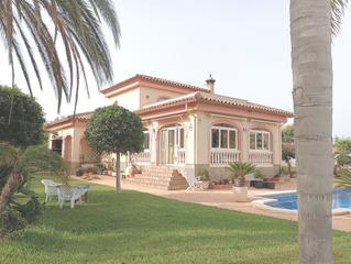 Chalet in Centre. Chalet independiente de 241m en miami playa