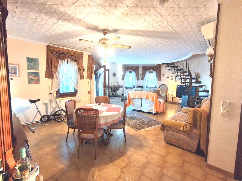 Foto d997dbb5-2ec0-4dee-9554-58a8dda00a24. Chalet avec cheminée chauffage parking piscine dans Miami Platja