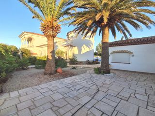 Chalet in Centre. Chalet independiente + apartamneto de 293m en parcela de 935m en