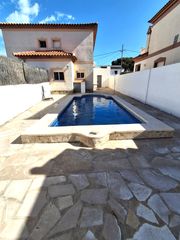Doppelhaus in Centre. Casa pareada  con piscina independiente a 400m de la playa