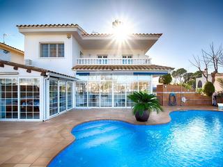 House  Requesens a. Empuriabrava, nuestra venecia. esta urbanizacin, que forma part