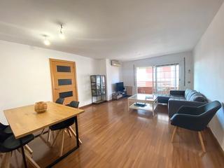 Pis  Gran via de lluís companys. Esquinero, ascensor, soleado, céntrico y reformado..