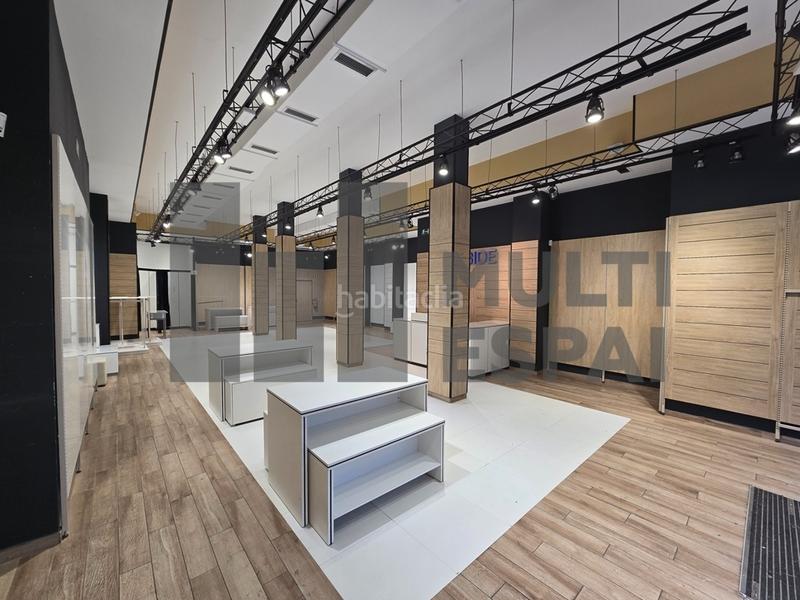 Foto 50ccd06b-f68f-4da4-89a7-c744fe7a532e. Alquiler local comercial local de 342m² en calle Sants en Barcelona