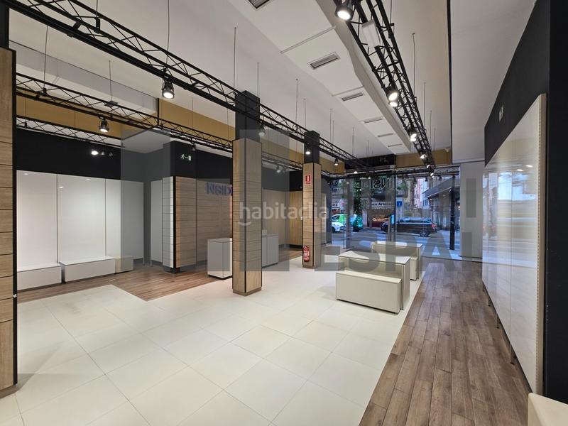 Foto dd8ef5f6-7f1c-410b-b187-0aa2a065125e. Alquiler local comercial local de 342m² en calle Sants en Barcelona