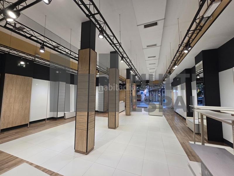 Foto e5f0037f-c52a-4957-be20-183a0733d6bc. Alquiler local comercial local de 342m² en calle Sants en Barcelona