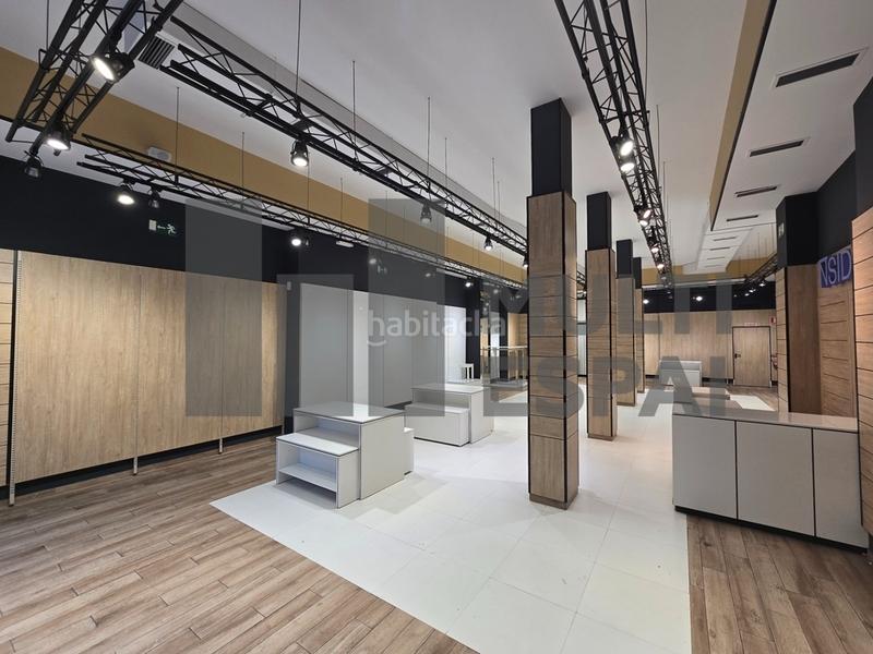 Foto fd095059-3052-44a6-90e3-719fe18a2a08. Alquiler local comercial local de 342m² en calle Sants en Barcelona