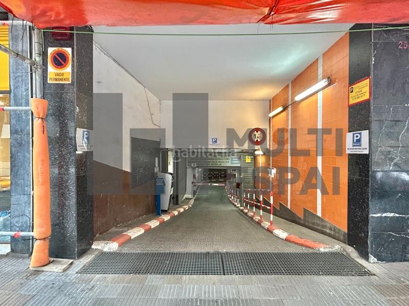 Foto f2848098-2a31-4d05-8277-f12d628c61ce. Car parking in Dreta de l´Eixample Barcelona