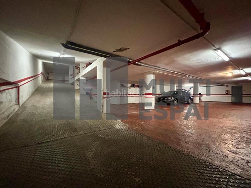 Foto fea2c72d-362e-4fdf-84f5-0cc4beba4f85. Parking voiture dans Tres Torres Barcelona