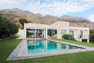 Chalet in Altea la Vella. Villa moderna con 5 dormitorios en la zona de paradiso