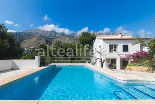 Chalet  Carrer bassa. 2 villas con apartamentos en la zona de altea la vieja