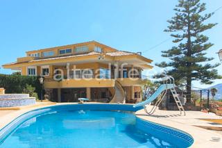 Xalet  N/a. Villa con piscina privada y vistas al mar en la nucia
