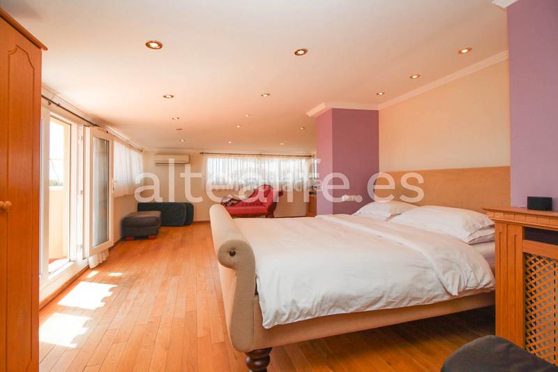 Foto 39a5b2f9-1f7f-4fd8-a60a-17bd34044cc0. Chalet avec cheminée parking piscine dans Montebello - Nou Espai Nucia (la)