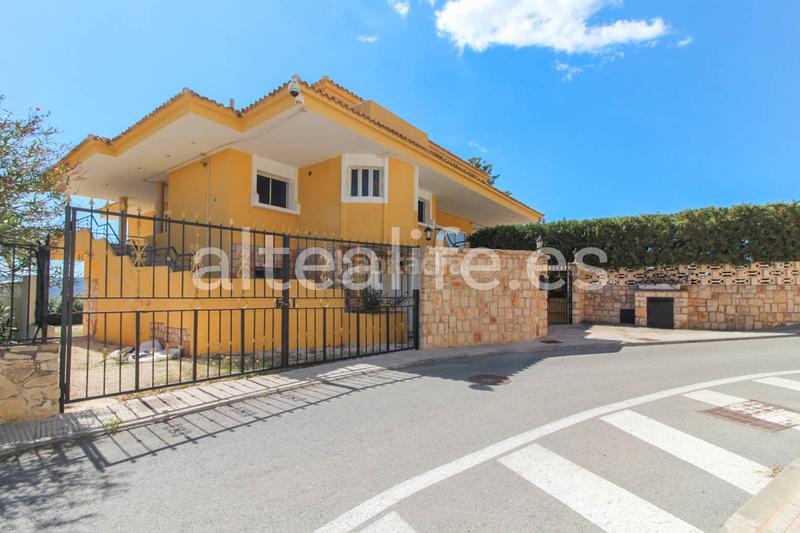 Foto 44d3ee50-3a29-42c3-8f06-9e57e2109376. Chalet avec cheminée parking piscine dans Montebello - Nou Espai Nucia (la)