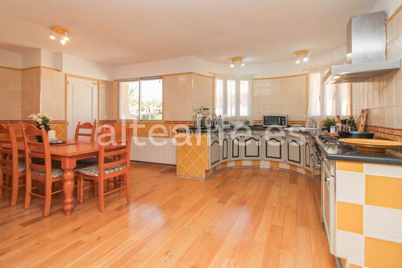 Foto 80191d3a-a99d-405b-a348-4e8cc0d9df43. Chalet avec cheminée parking piscine dans Montebello - Nou Espai Nucia (la)