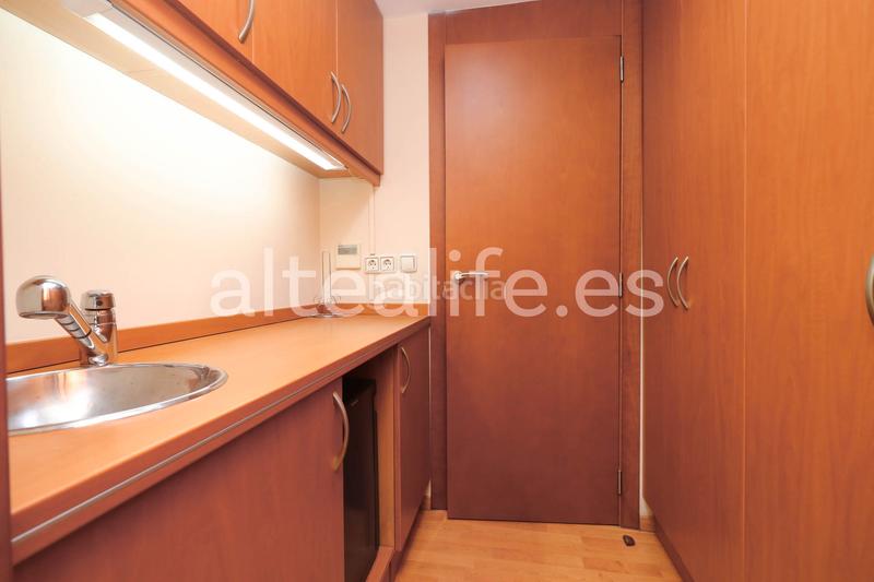 Foto 8c65a966-6193-4785-b22c-73c73175a993. Alquiler local comercial  con oficinas en el centro en Altea