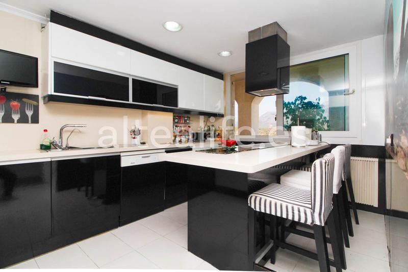 Foto dbbf6a81-781b-4175-b85a-f5b4f6e02c19. Attico con parcheggio piscina in Altea ciudad Altea