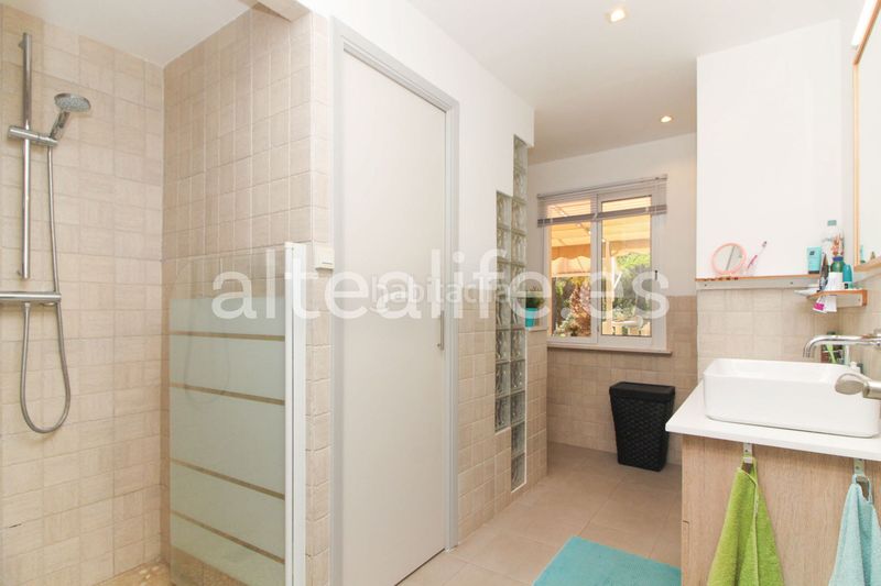 Foto 548b9832-4073-46dc-9609-7662aaf3829e. Casa amb xemeneia aparcament piscina a Altea la vella Altea