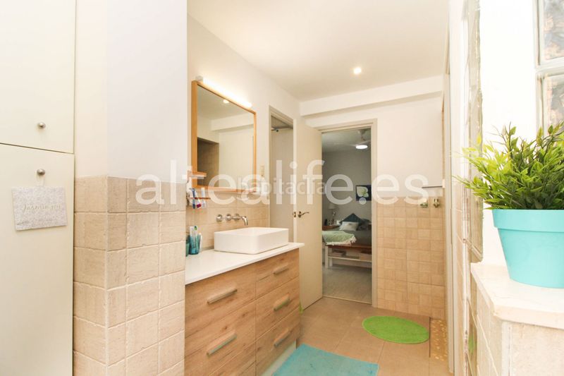 Foto af8e0a9b-ddd9-4179-a7c4-eac253902b6d. Casa amb xemeneia aparcament piscina a Altea la vella Altea