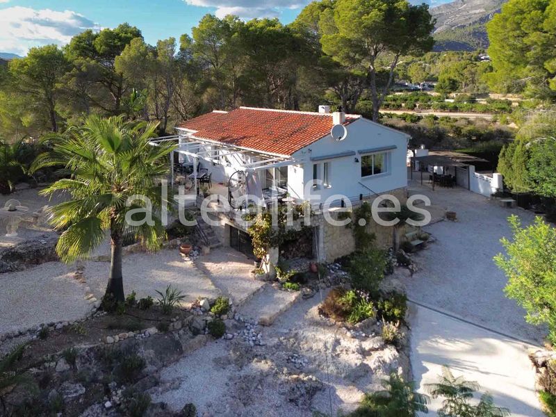 Foto f0e9e9cc-bcf0-4657-bb80-182017894a2c. Casa amb xemeneia aparcament piscina a Altea la vella Altea