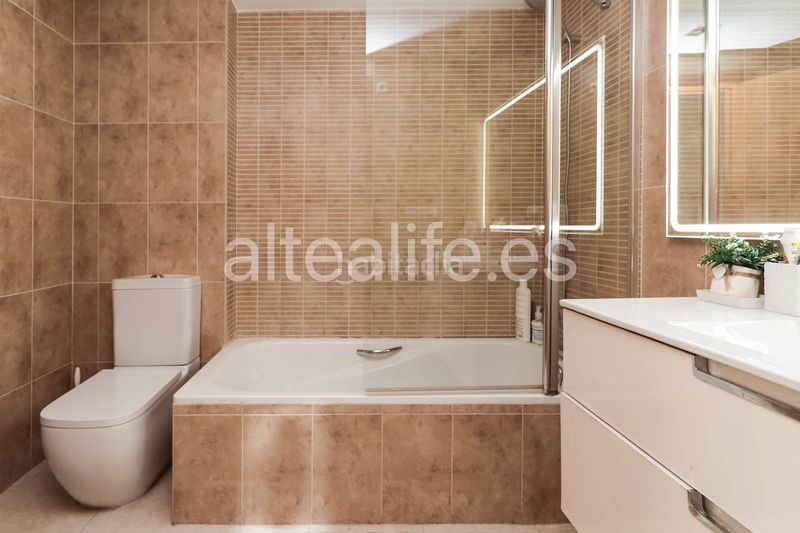 Foto 5a3a4b5a-4346-49ff-a528-155c7f2459d9. Apartament amb xemeneia calefacció aparcament a Altea ciudad Altea