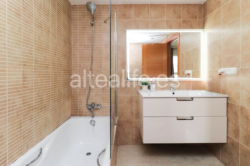 Foto ad1c0175-8392-43e5-8c2c-8decfebfcee3. Apartament amb xemeneia calefacció aparcament a Altea ciudad Altea
